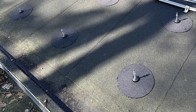 Is een (licht) hellend bitumen dak geschikt voor zonnepanelen?