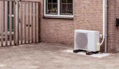 Hybride warmtepomp buitenunit locatie om het huis 
