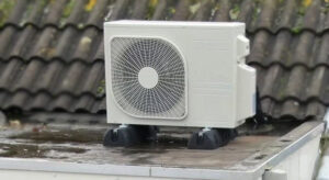 Warmtepomp buitenunit op een dakkapel installeren