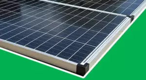 Zonnepanelen plat op het dak leggen. Is het slim?